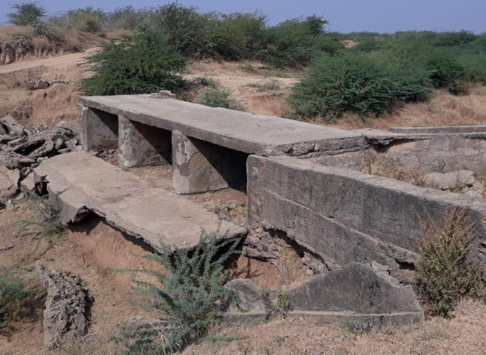 A bridge connecting two villages was built | २२ खेड्यांना जोडणाऱ्या पुलाची झाली वाताहत