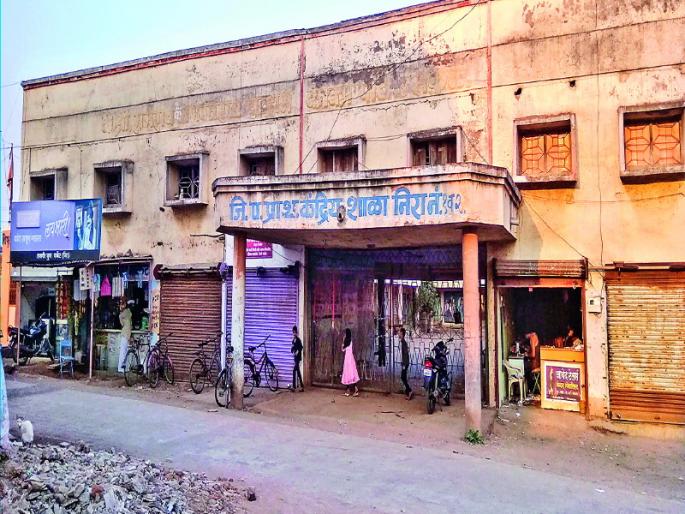 Nira zilha parishad School closed from today for unknown time | पुरंदर तालुक्यातील नीरा प्राथमिक शाळा आजपासून बेमुदत बंद Nira zilha parishad School closed from today for unknown time | पुरंदर तालुक्यातील नीरा प्राथमिक शाळा आजपासून बेमुदत बंद