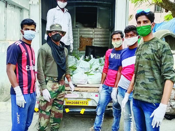 Soldier Never of Duty; Assistance for those in need in the slums by soldiers on leave | सोल्जर नेव्हर ऑफ ड्युटी; सुटीवर असलेल्या सैनिकाकडून झोपडपट्टीतील गरजूंना मदत