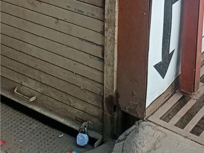 Locks knocked on the liquor store | दारुच्या दुकानाला ठोकले कुलूप Locks knocked on the liquor store | दारुच्या दुकानाला ठोकले कुलूप