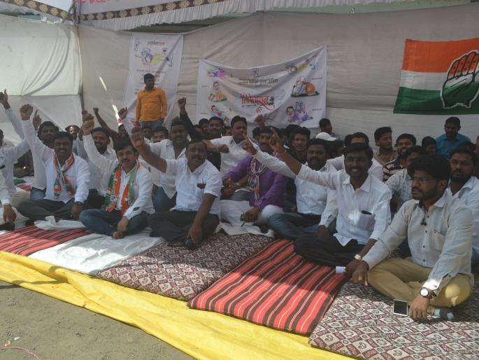 The protest against the BJP in Karhad, the Fadnavis government, the government of the fraud | कऱ्हाडात भाजप विरोधात निषेधासन आंदोलन, फडणवीस सरकार हे फसवणीस सरकार The protest against the BJP in Karhad, the Fadnavis government, the government of the fraud | कऱ्हाडात भाजप विरोधात निषेधासन आंदोलन, फडणवीस सरकार हे फसवणीस सरकार