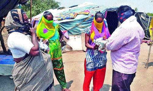 Food pockets for the needy from social organizations | सामाजिक संस्थांकडून गरजूंना अन्नाची पाकिटे Food pockets for the needy from social organizations | सामाजिक संस्थांकडून गरजूंना अन्नाची पाकिटे