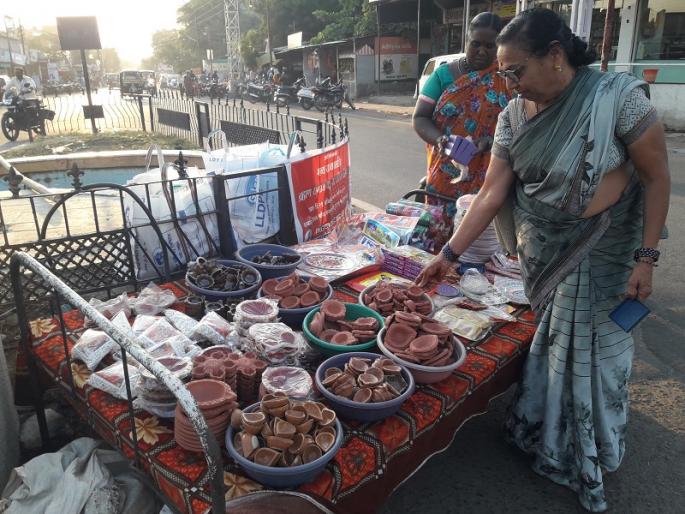 Diwali 2018: Dazzling market by colorful, neoclassical stalks | दिवाळी २०१८ : रंगीबेरंगी, नक्षीदार पणत्यांनी सजली बाजारपेठ