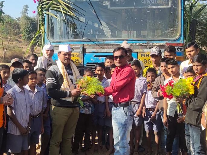 Satisfaction among students as bus starts | बस सुरू झाल्याने विद्यार्थ्यांमध्ये समाधान Satisfaction among students as bus starts | बस सुरू झाल्याने विद्यार्थ्यांमध्ये समाधान