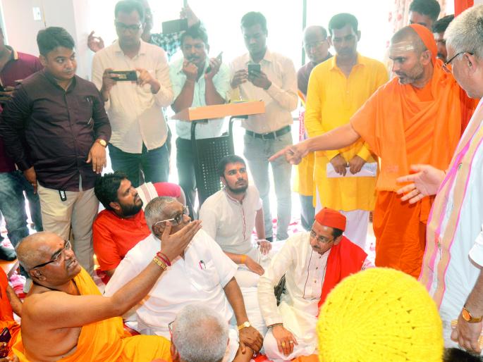 Disputes over Hanuman's birthplace; Dharmasabha's 'Akhada' | हनुमान जन्मस्थळाच्या वाद; धर्मसभेचा ‘आखाडा’ Disputes over Hanuman's birthplace; Dharmasabha's 'Akhada' | हनुमान जन्मस्थळाच्या वाद; धर्मसभेचा ‘आखाडा’