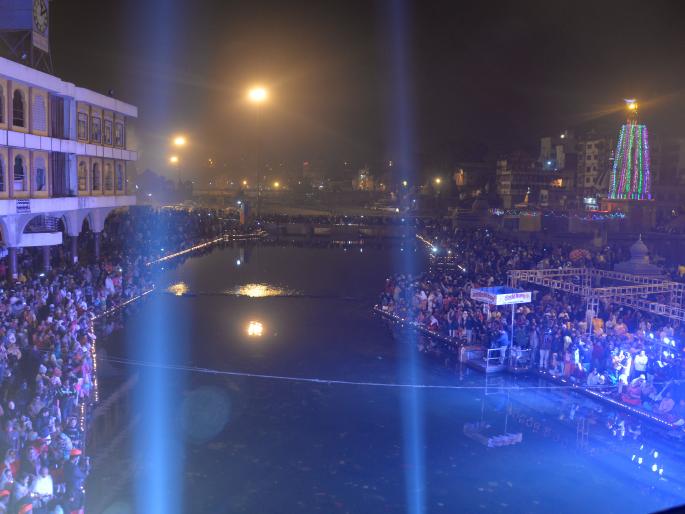 Ramkund campus blaze with siesta blazing | सहस्त्रदीप प्रज्वलनाने उजळला रामकुंड परिसर Ramkund campus blaze with siesta blazing | सहस्त्रदीप प्रज्वलनाने उजळला रामकुंड परिसर