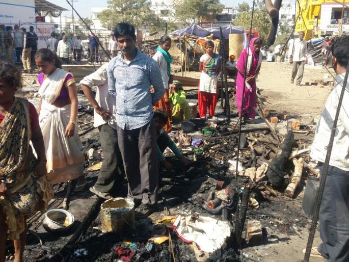 11 hutments burnt in Nagpur fire | नागपुरात आगीत ११ झोपड्या जळून खाक