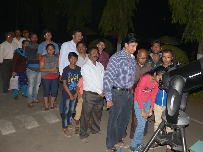 Nagpurian experienced of Blue Moon, Blood Moon and Super Moon | नागपूरकरांनी अनुभवला ब्ल्यू मून, ब्लड मून व सुपर मून Nagpurian experienced of Blue Moon, Blood Moon and Super Moon | नागपूरकरांनी अनुभवला ब्ल्यू मून, ब्लड मून व सुपर मून