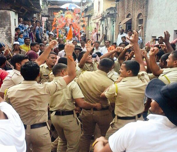 Sending 'Shree' to many congregations in Khandesh | खान्देशात अनेक मंडळांकडून ‘श्रीं’ना निरोप