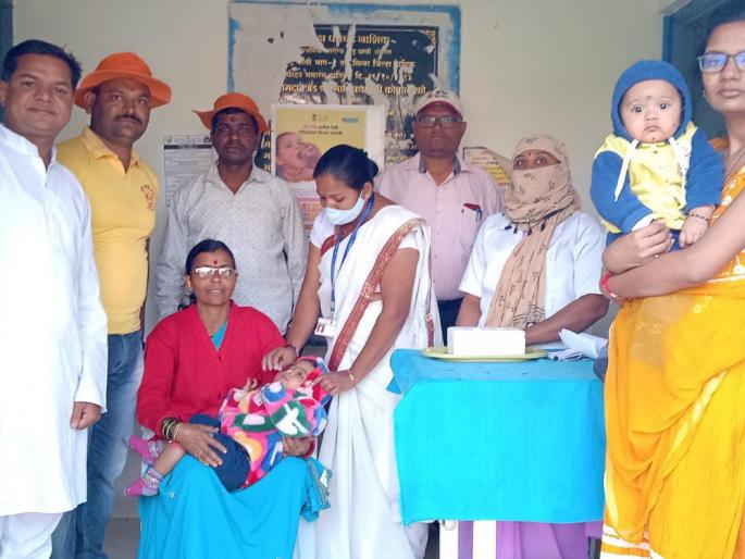 Dosage of polio to children on palanquin journey | पालखी यात्रेतील बालकांना पोलिओचा डोस Dosage of polio to children on palanquin journey | पालखी यात्रेतील बालकांना पोलिओचा डोस
