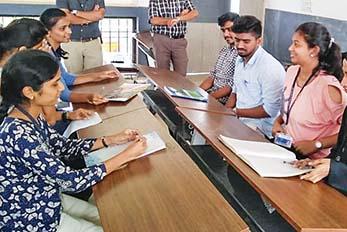 why youth & first-second time voters are not taking politics seriously? | तरुण मुलं का म्हणतात, पॉलिटिक्स नक्को यार!