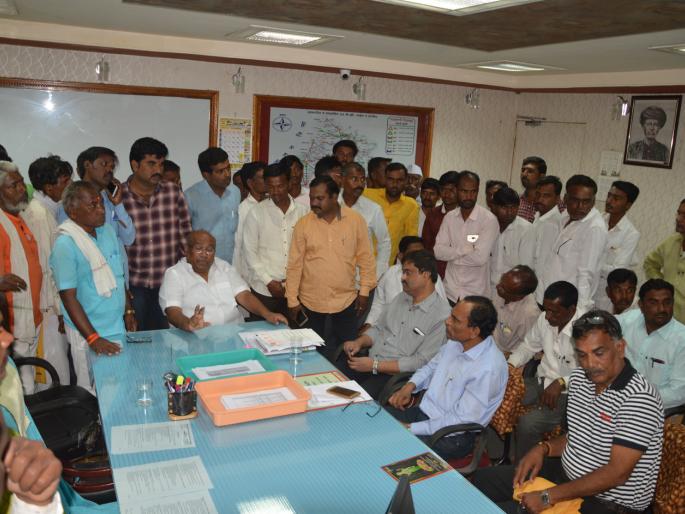 Rohitre handed over Parbhani funds to Nanded | परभणीच्या निधीची रोहित्रे नांदेडला दिली Rohitre handed over Parbhani funds to Nanded | परभणीच्या निधीची रोहित्रे नांदेडला दिली
