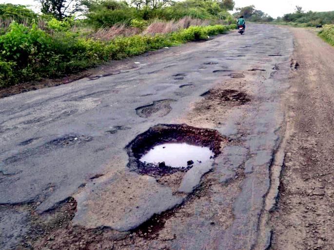 Parbhani-Gangakhed road is in decision-making | परभणी-गंगाखेड रस्त्याचा निर्णय खड्ड्यातच Parbhani-Gangakhed road is in decision-making | परभणी-गंगाखेड रस्त्याचा निर्णय खड्ड्यातच