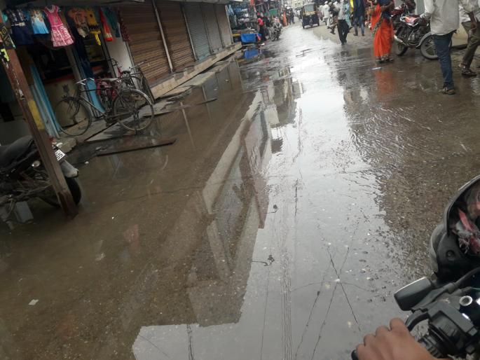 Irritation of Parbhani Municipal Corporation: Drain water on the main market road | परभणी महापालिकेचे दुर्लक्ष: नालीतील पाणी मुख्य बाजारपेठेतील रस्त्यावर Irritation of Parbhani Municipal Corporation: Drain water on the main market road | परभणी महापालिकेचे दुर्लक्ष: नालीतील पाणी मुख्य बाजारपेठेतील रस्त्यावर