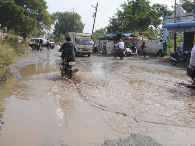 Parbhani: Focus on road conditions with heavy rains | परभणी : अवकाळी पावसाने रस्त्याच्या दुरवस्थेत भर Parbhani: Focus on road conditions with heavy rains | परभणी : अवकाळी पावसाने रस्त्याच्या दुरवस्थेत भर