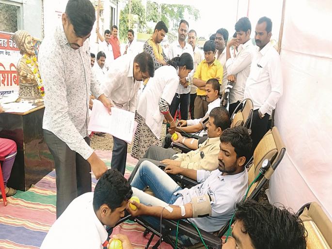 Blood donation movement for reservation: 100 participants | आरक्षणासाठी रक्तदान आंदोलन : १०० जणांचा सहभाग Blood donation movement for reservation: 100 participants | आरक्षणासाठी रक्तदान आंदोलन : १०० जणांचा सहभाग