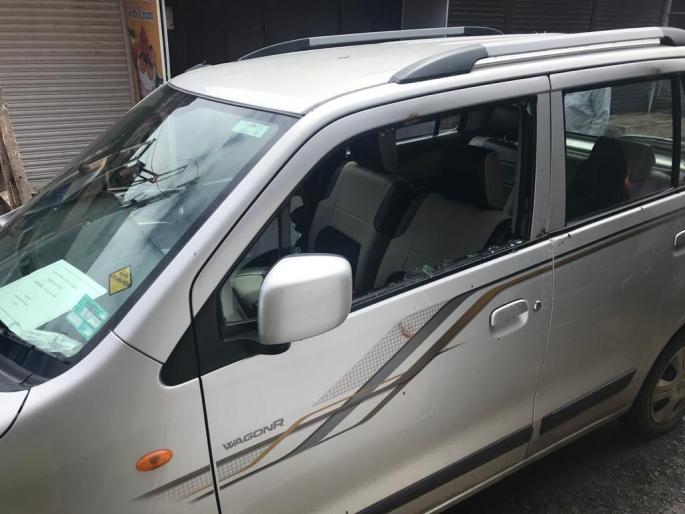 corona virus: throwing stones at a team carrying corona victims, damage to vehicles | corona virus : कोरोना बाधितांना नेण्यासाठी आलेल्या पथकावर दगडफेक, वाहनांचे नुकसान corona virus: throwing stones at a team carrying corona victims, damage to vehicles | corona virus : कोरोना बाधितांना नेण्यासाठी आलेल्या पथकावर दगडफेक, वाहनांचे नुकसान