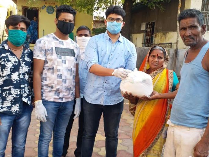 Distribution of groceries to two hundred and fifty families at Sendurani | शेंदुर्णी येथे अडीचशे कुटुंबांना किराणाचे वाटप Distribution of groceries to two hundred and fifty families at Sendurani | शेंदुर्णी येथे अडीचशे कुटुंबांना किराणाचे वाटप