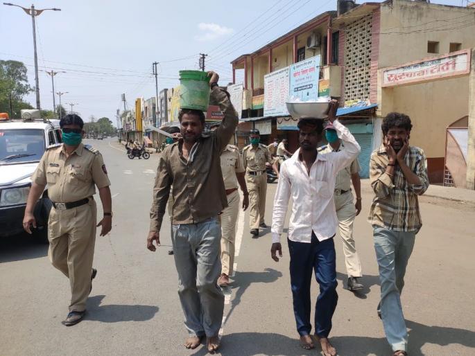 Bhandi drunk in the bail salesmen | गावठी दारू विक्री करणाऱ्यांची जामनेरात काढली धिंड Bhandi drunk in the bail salesmen | गावठी दारू विक्री करणाऱ्यांची जामनेरात काढली धिंड