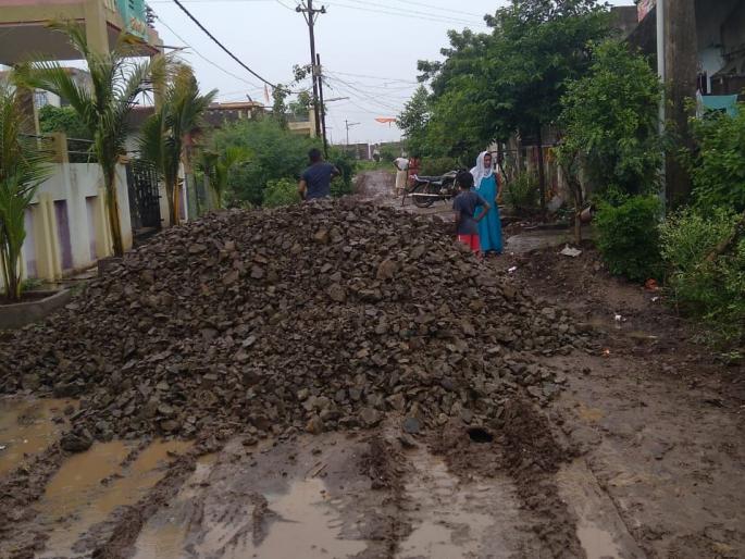 NCP corporator Thakur dumped 20 dumper pimples at his own cost | राष्ट्रवादी नगरसेवक ठाकूर यांनी स्वखर्चाने टाकला २० डंपर मुरूम NCP corporator Thakur dumped 20 dumper pimples at his own cost | राष्ट्रवादी नगरसेवक ठाकूर यांनी स्वखर्चाने टाकला २० डंपर मुरूम