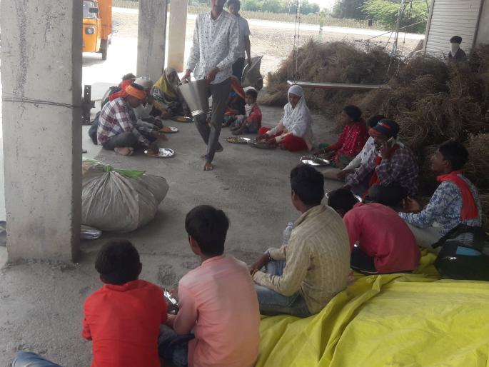 Tribal workers' appetite for tribal workers returning home to Pal | पाल येथे घरी परतणाऱ्या आदिवासी कामगारांची पहूरच्या संघपतींनी भागविली भूक Tribal workers' appetite for tribal workers returning home to Pal | पाल येथे घरी परतणाऱ्या आदिवासी कामगारांची पहूरच्या संघपतींनी भागविली भूक