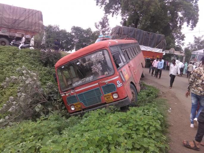 The bus overturned at Bhoras Ghat in Chalisgaon taluka | चाळीसगाव तालुक्यातील भोरस फाट्यावर बस उलटली The bus overturned at Bhoras Ghat in Chalisgaon taluka | चाळीसगाव तालुक्यातील भोरस फाट्यावर बस उलटली
