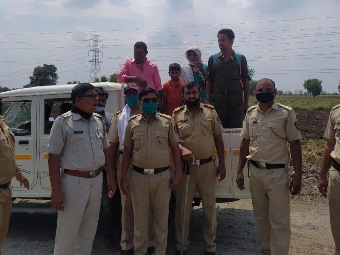 Neri police help to golega gola | गोळेगावाला पायी जाणाऱ्यांना नेरी पोलिसांची मदत Neri police help to golega gola | गोळेगावाला पायी जाणाऱ्यांना नेरी पोलिसांची मदत