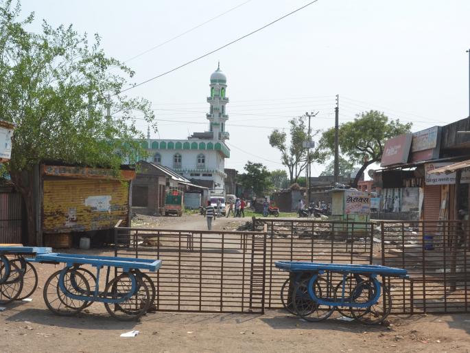 At Varkheedi-Bhokri, the corona fears closed | वरखेडी-भोकरी येथे कोरोनाच्या भीतीने गल्ल्या केल्या बंद At Varkheedi-Bhokri, the corona fears closed | वरखेडी-भोकरी येथे कोरोनाच्या भीतीने गल्ल्या केल्या बंद