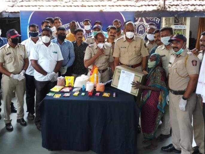 Distribution of aid to the police in Chalisgaon | चाळीसगावात पोलिसांतर्फे मदत वाटप Distribution of aid to the police in Chalisgaon | चाळीसगावात पोलिसांतर्फे मदत वाटप