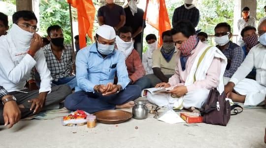 Yuvasena's cow urine milk anointing in agitation case wearing slippers | चपला घालून आंदोलन प्रकरणी युवासेनेचे गोमूत्र दुग्धाभिषेक Yuvasena's cow urine milk anointing in agitation case wearing slippers | चपला घालून आंदोलन प्रकरणी युवासेनेचे गोमूत्र दुग्धाभिषेक