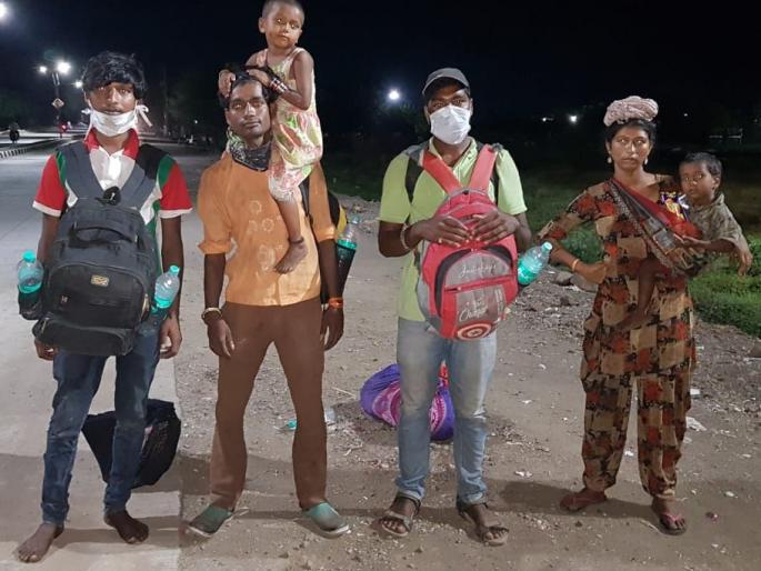 Citizens' pipette due to lockdown | लॉकडाऊनमुळे नागरिकांची पायपीट Citizens' pipette due to lockdown | लॉकडाऊनमुळे नागरिकांची पायपीट