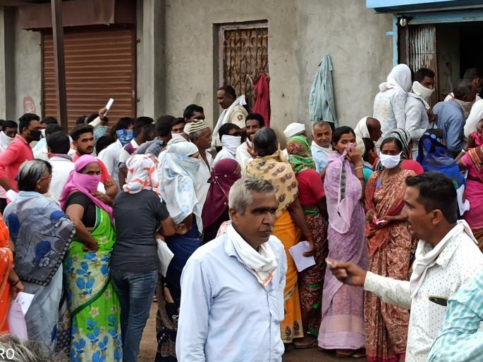 Distribution of fertilizer under police protection at Bodwad | बोदवड येथे पोलीस बंदोबस्तात खत वाटप Distribution of fertilizer under police protection at Bodwad | बोदवड येथे पोलीस बंदोबस्तात खत वाटप