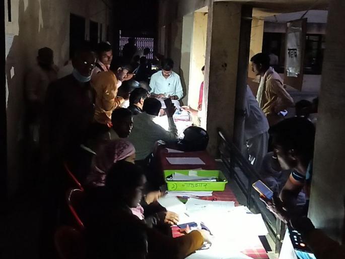 Exercise with candidates due to power outage | ऐनवेळी वीजपुरवठा खंडित झाल्याने उमेदवारांसह निवडणूक यंत्रणेची कसरत Exercise with candidates due to power outage | ऐनवेळी वीजपुरवठा खंडित झाल्याने उमेदवारांसह निवडणूक यंत्रणेची कसरत