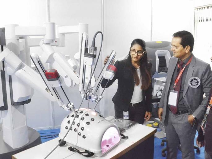 Surgery pain, time, expenditure, reduced by modern technology | शस्त्रक्रियेतील वेदना, वेळ, खर्च, आधुनिक तंत्रज्ञानाने झाले कमी  Surgery pain, time, expenditure, reduced by modern technology | शस्त्रक्रियेतील वेदना, वेळ, खर्च, आधुनिक तंत्रज्ञानाने झाले कमी