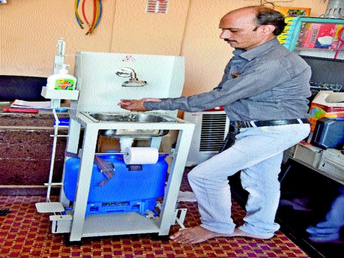 Research: Handwash and sanitizer unit made to prevent infection It is possible to wash hands without touching the tap. | संशोधन : संसर्ग टाळण्यासासाठी हॅण्डवॉश व सॅनिटायझर युनिटची केली निर्मिती नळाला स्पर्श न करताही हात धुणे होणार शक्य Research: Handwash and sanitizer unit made to prevent infection It is possible to wash hands without touching the tap. | संशोधन : संसर्ग टाळण्यासासाठी हॅण्डवॉश व सॅनिटायझर युनिटची केली निर्मिती नळाला स्पर्श न करताही हात धुणे होणार शक्य