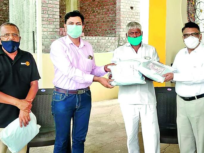Honoring the doctors who served in the Corona crisis | कोरोनाच्या संकटात सेवा देणाऱ्या डॉक्टरांचा सन्मान Honoring the doctors who served in the Corona crisis | कोरोनाच्या संकटात सेवा देणाऱ्या डॉक्टरांचा सन्मान