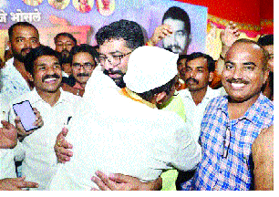 Narendra Patil's Jhappi ... Udayanaraja's Pappi | नरेंद्र पाटलांची झप्पी... उदयनराजेंची पप्पी Narendra Patil's Jhappi ... Udayanaraja's Pappi | नरेंद्र पाटलांची झप्पी... उदयनराजेंची पप्पी