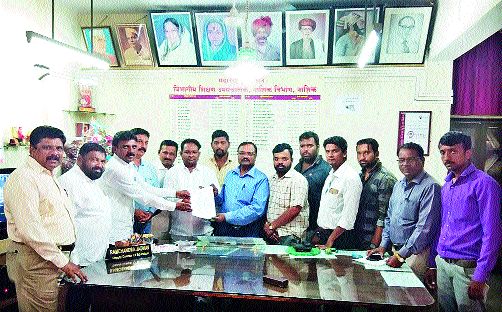 Book purchase decision shots | पुस्तक खरेदीच्या निर्णयाचा फटका Book purchase decision shots | पुस्तक खरेदीच्या निर्णयाचा फटका