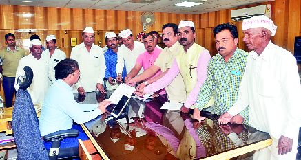 Pressure on farmers for land acquisition | भूसंपादनासाठी शेतकºयांवर दबाव Pressure on farmers for land acquisition | भूसंपादनासाठी शेतकºयांवर दबाव