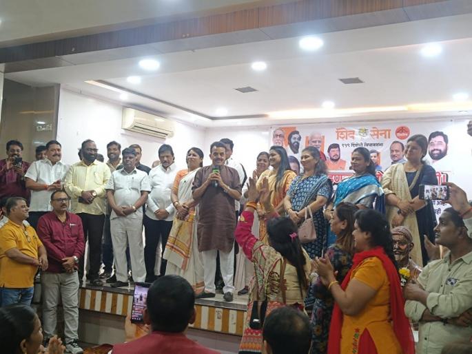 Angry women of Shinde Sena raised slogans against Sanjay Nirupam after the thanksgiving meeting | आभार प्रदर्शन सभेनंतर संजय निरुपम यांच्या विरोधात शिंदे सेनेच्या संतप्त महिलांनी जोरदार घोषणाबाजी Angry women of Shinde Sena raised slogans against Sanjay Nirupam after the thanksgiving meeting | आभार प्रदर्शन सभेनंतर संजय निरुपम यांच्या विरोधात शिंदे सेनेच्या संतप्त महिलांनी जोरदार घोषणाबाजी