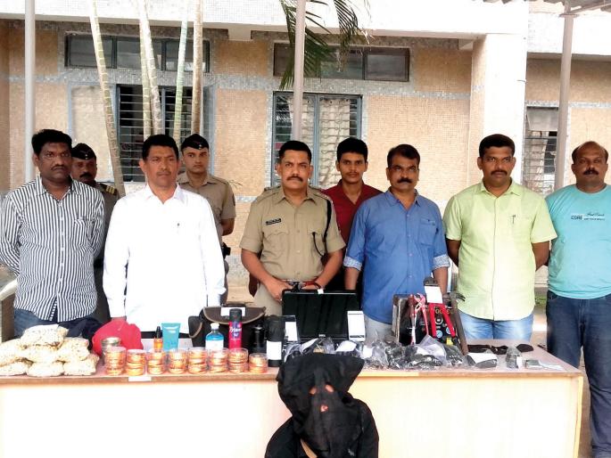 Sindhudurg: Gazaad, the main accused in the photo studio blasphemy case | सिंधुदुर्ग : फोटो स्टुडिओ फोडी प्रकरणातील मुख्य आरोपी गजाआड Sindhudurg: Gazaad, the main accused in the photo studio blasphemy case | सिंधुदुर्ग : फोटो स्टुडिओ फोडी प्रकरणातील मुख्य आरोपी गजाआड
