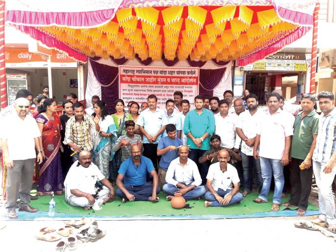 Sindhudurg: Mundane agitation of Swabhiman party at Banda, mass uproar agitation in the district | सिंधुदुर्ग : स्वाभिमान पक्षाचे बांदा येथे मुंडण आंदोलन, जिल्ह्यात ठिकठिकाणी जनआक्रोश आंदोलने Sindhudurg: Mundane agitation of Swabhiman party at Banda, mass uproar agitation in the district | सिंधुदुर्ग : स्वाभिमान पक्षाचे बांदा येथे मुंडण आंदोलन, जिल्ह्यात ठिकठिकाणी जनआक्रोश आंदोलने