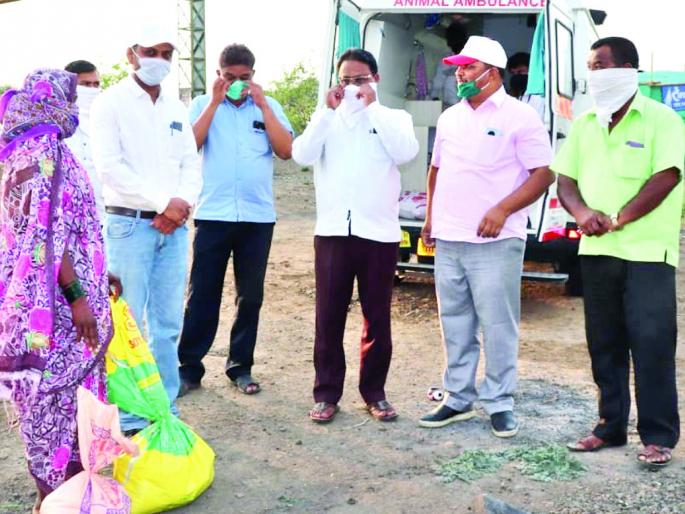 Fifteen migrant families distribute cedars to Sinnar | सिन्नरला पंधरा स्थलांतरित कुटुंबांना शिधा वाटप  Fifteen migrant families distribute cedars to Sinnar | सिन्नरला पंधरा स्थलांतरित कुटुंबांना शिधा वाटप
