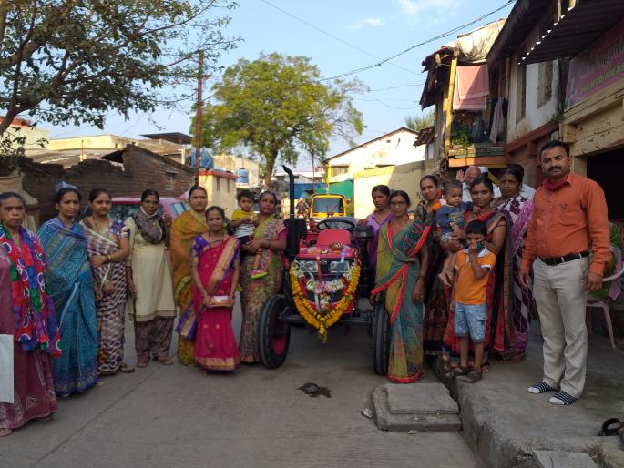 Women's self-help group gets mini tractor | महिला बचत गटाला मिळाला मिनी ट्रॅक्टर Women's self-help group gets mini tractor | महिला बचत गटाला मिळाला मिनी ट्रॅक्टर