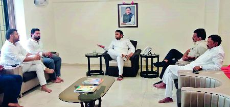 Vishwajit's hand in the hands of Vishal Patil | विशाल पाटील यांच्या हाती विश्वजित यांचा हात Vishwajit's hand in the hands of Vishal Patil | विशाल पाटील यांच्या हाती विश्वजित यांचा हात