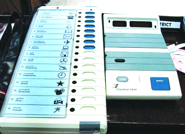 Sangliat Churas due to competitive candidates | तुल्यबळ उमेदवारांमुळे सांगलीत चुरस Sangliat Churas due to competitive candidates | तुल्यबळ उमेदवारांमुळे सांगलीत चुरस