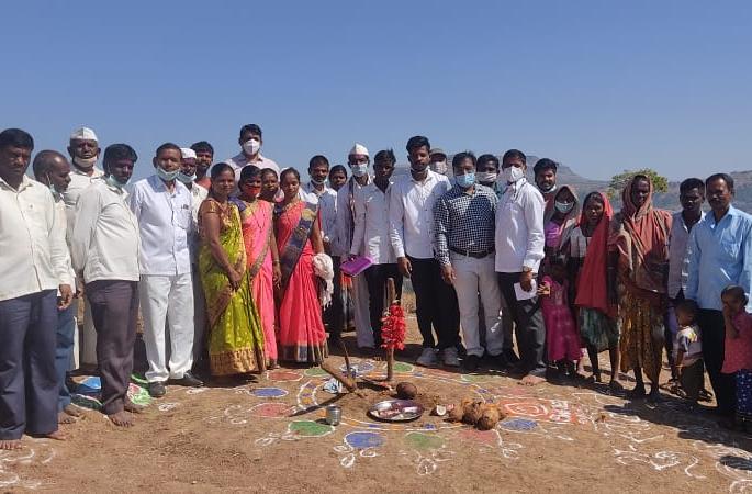 The pot will fall on the heads of the women of Darewadi | दरेवाडीतील महिलांच्या डोक्यावरील हंडा उतरणार The pot will fall on the heads of the women of Darewadi | दरेवाडीतील महिलांच्या डोक्यावरील हंडा उतरणार