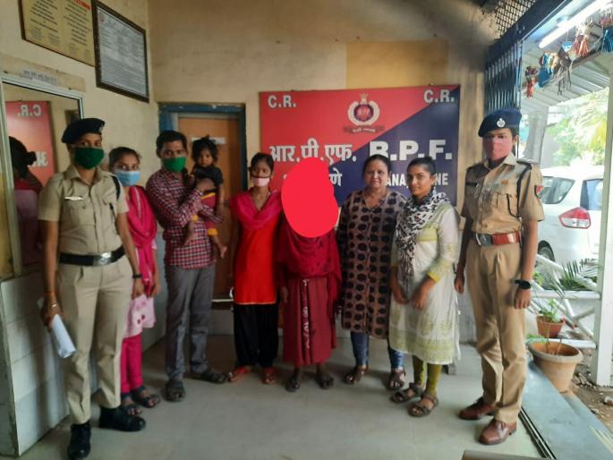 RPF handed over a minor girl who had strayed from Allahabad to Thane station to her sister | अलाहाबाद येथून ठाणे स्थानकात भरकटलेली अल्पवयीन मुलगी आरपीएफने केली बहिणीकडे सुपूर्द RPF handed over a minor girl who had strayed from Allahabad to Thane station to her sister | अलाहाबाद येथून ठाणे स्थानकात भरकटलेली अल्पवयीन मुलगी आरपीएफने केली बहिणीकडे सुपूर्द