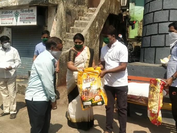 Former Mayor Shinde distributes ration materials to Nose workers due to corona | कोरोनामुळे नाका कामगारांवर पोट भरण्याची पंचायत, माजी महापौर शिंदे यांनी केले रेशन साहित्य वाटप