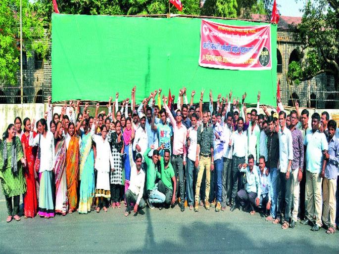 Finally, the university accepted the employees Employee Upstation: Written Assurances from the Vice Chancellor | अखेर विद्यापीठाने कर्मचाऱ्यांना स्वीकारले कंत्राटी कर्मचारी उपोषण : कुलगुरूंकडून लेखी आश्वासन Finally, the university accepted the employees Employee Upstation: Written Assurances from the Vice Chancellor | अखेर विद्यापीठाने कर्मचाऱ्यांना स्वीकारले कंत्राटी कर्मचारी उपोषण : कुलगुरूंकडून लेखी आश्वासन